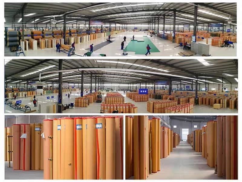 Un responsable de instalaciones está marcando un plano de distribución de un lote de suelo de PVC en un plano de la obra